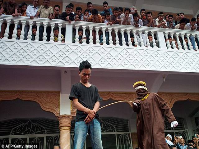 انڈونیشیا میں مجرموں کو سرعام سزائیں