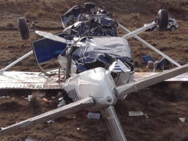 بینظیرانٹرنیشنل ایئرپورٹ پر تربیتی طیارہ گرگیا، پائلٹ سمیت تین افراد زخمی ہوگئے