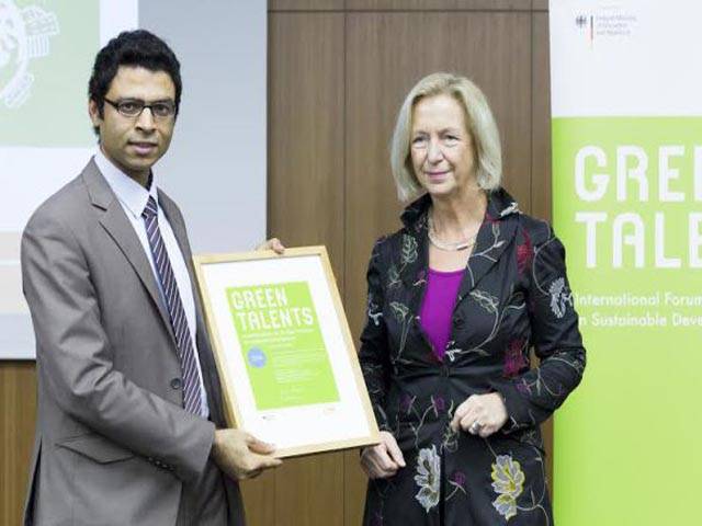 جرمنی میں دو نو جوان پاکستانی سائنسدانوں نے ”گرین ٹیلنٹس 2014“ ایوارڈجیت لیا