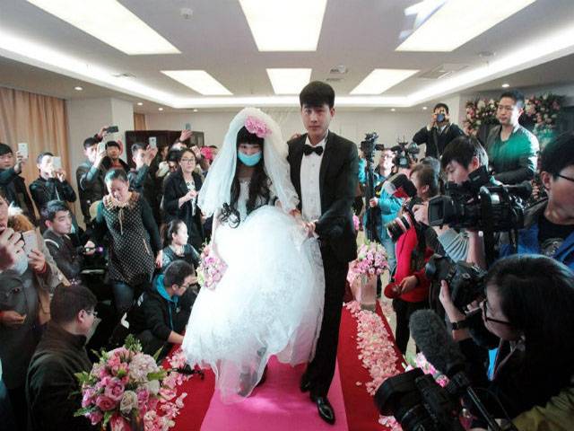 چینی جوڑے نے ہسپتال میں شادی کر کے محبت کی نئی داستان رقم کر دی
