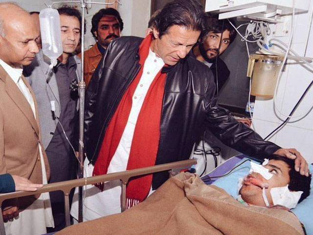 عمران خان کی طرف سے سانحہ پشاور کے زخمیوں کی عیادت