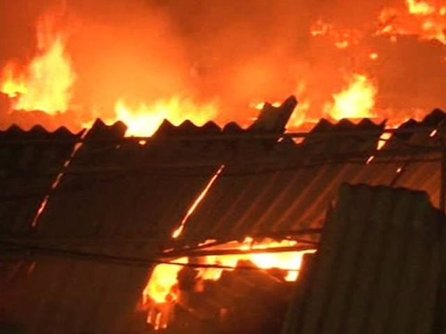 حیدر آباد کی آئل مل میں آتشزدگی،15 ہزار مربع فٹ چھت بھی زمین بوس