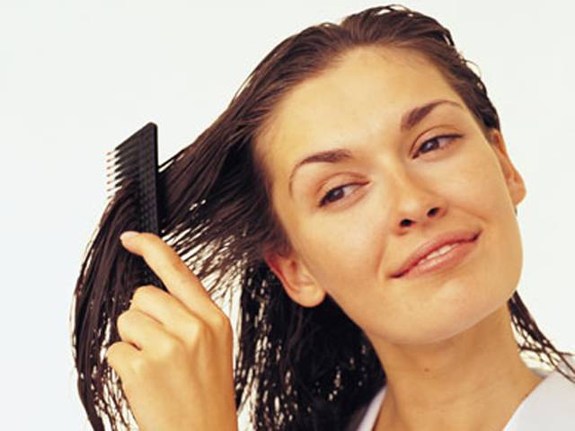 صحت مند بالوں کے لیے کس قسم کی کنگھی استعمال کرنی چاہیے؟انتہائی مفید معلومات