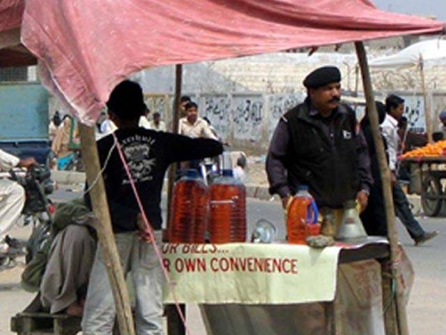 پٹرول بحران پشاور میں کھلے عام پٹرول کی فروخت پر پابندی 