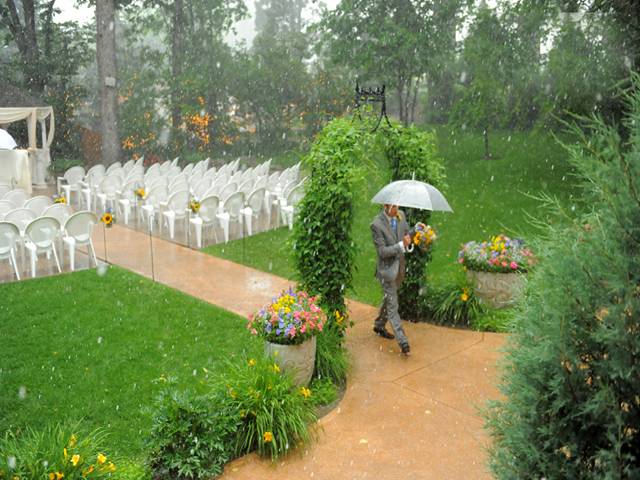 شادی کی تقریب کو بارش سے محفوظ بنانے کے لیے سہولت متعارف ، لیکن خرچہ ۔۔۔