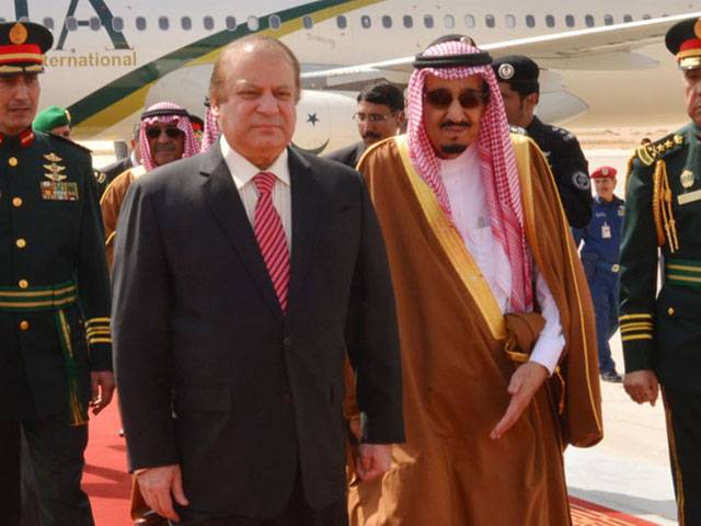 سعودی بادشاہ سلمان پروٹوکول بالائے طاق رکھ کر وزیراعظم پاکستان کے استقبال کے لئے آئے