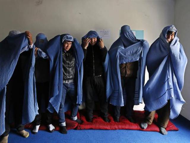 افغان مرَدوں نے برقعے پہن لیے کیونکہ۔۔۔