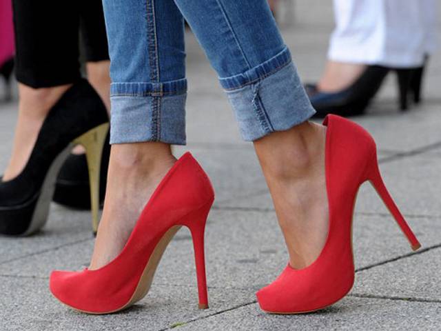 اونچی ایڑھی والی جوتیاں پہننے والی خواتین کیلئے انتہائی تشویشناک خبر ،سائنسدانوں نے خبر دار کر دیا