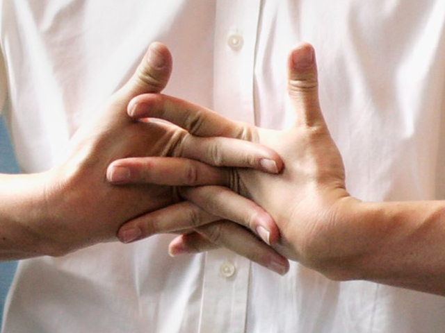 انگلیاں چٹخانے سے'کڑاک'کی آواز کیوں آتی ہے؟سائنسدانوں نے معمہ حل کر دیا 