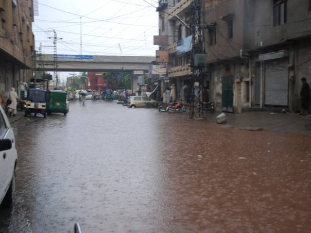 پشاور میں طوفانی بارش ،عمارتوں کی چھتیں گرنے سے 30 افراد جاں بحق ،150 سے زائد زخمی