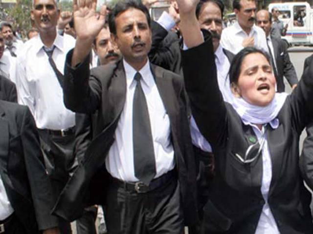 وکلاءکا قتل ، مظاہرین نے ڈی ایس پی کے دفترکوآگ لگادی 
