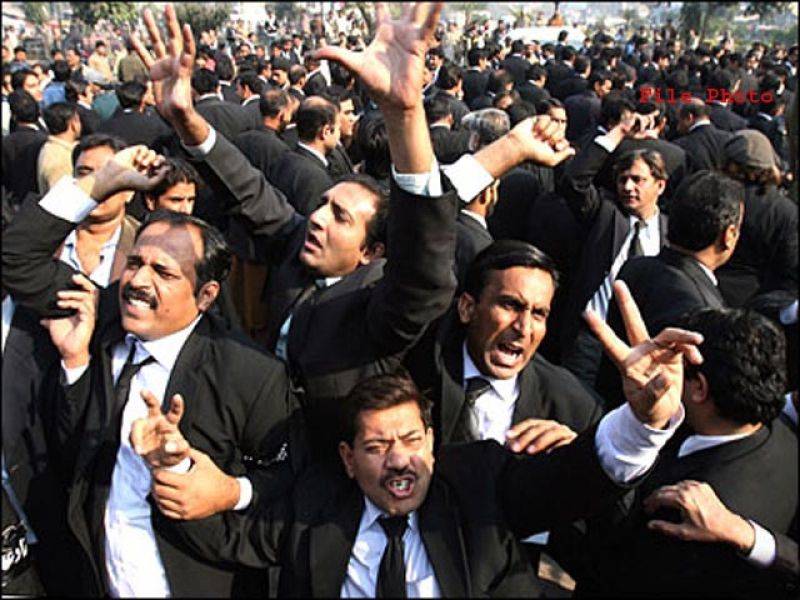 سانحہ ڈسکہ:وکلاءکا احتجاج جاری ،ملزموں کو سزا دینے کے لئے 30دن کا الٹی میٹم