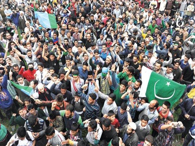 سری نگر میں ایک بار پھر پاکستان کا جھنڈا لہرا دیا گیا ،فضا پاکستان زندہ باد کے نعروں سے گونج اٹھی 