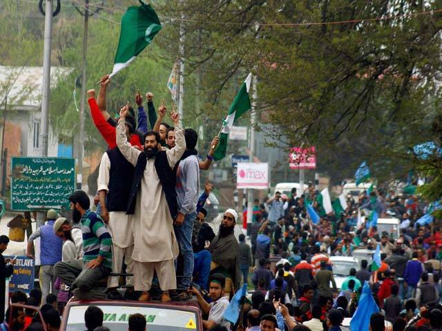 مقبوضہ کشمیر میں پاکستانی پرچم لہرانے پر پولیس کے چھاپے چار گرفتار مسلمانوں کی جائیدادوں پر قبضے شروع