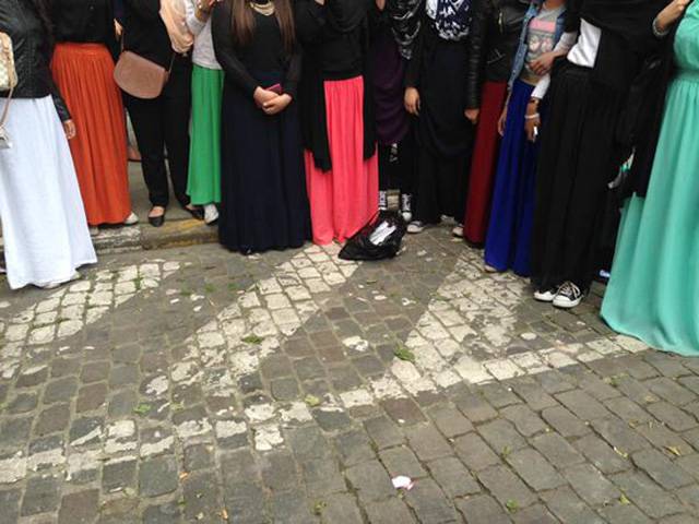 یورپی ملک میں 30مسلمان لڑکیوں کو لمبی سکرٹس پہننے پر سکول میں داخلے سے روکدیا