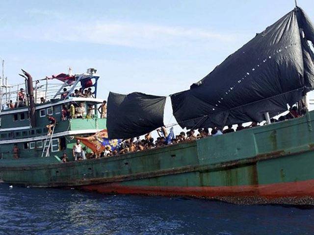 سمندر میں بھٹکے 150روہنگیا مسلمانوں کو بچالیا گیا
