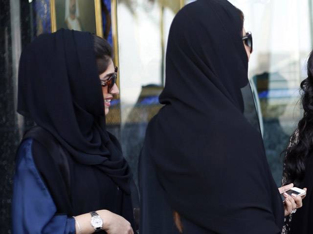 رنگ ریلیاں منانے والے نوجوان لڑکے لڑکیوں کو سعودی جج نے ایسی انوکھی سزا سنائی کہ آئندہ ایسی حرکت سے قبل ہزار بار سوچیں گے