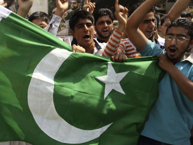 آئیے آپ کو ملواتے ہیں مقبوضہ کشمیر میں بھارتی حکومت کی ناک تلے پاکستان کے جھنڈے بنانے والے بہادر نوجوان سے!