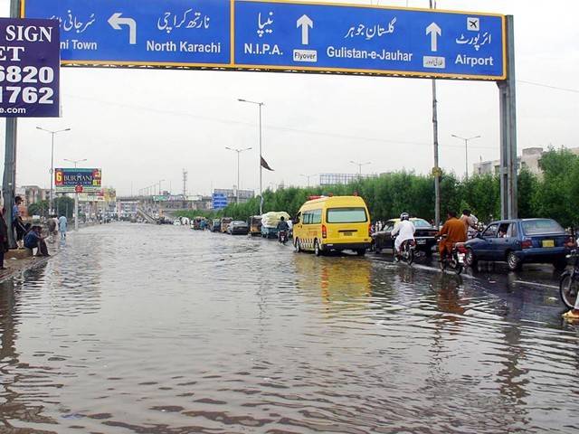 کراچی کے مختلف علاقوں میں بارش‘گرمی کا زور ٹوٹ گیا‘شہریوں کا اظہارخوشی