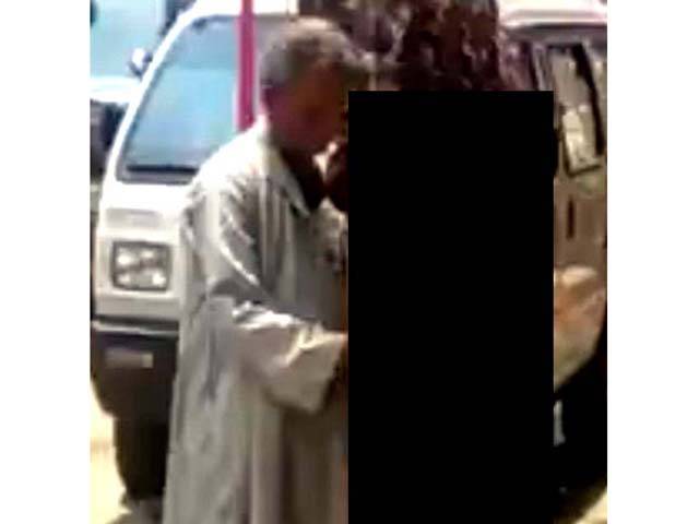 یہ عرب شہری سر بازارکن شرمناک حرکتوں میں مصروف ہے؟ جان کر آپ حیران پریشان رہ جائیں گے