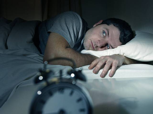 بہتر صحت کیلئے رات کو کس طرح سونا چاہیے؟ تازہ تحقیق جو شائد شادی شدہ افراد کو بے حد پریشان کردے