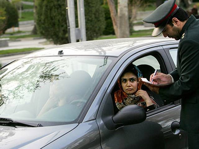 ایرانی ٹریفک پولیس چیف کی ننگے سر والی خواتین ڈرائیور کی گاڑیاں ضبط کرنے کی دھمکی