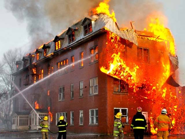 اگر عمارت میں آگ لگ جائے تو سانس کیسے لیا جائے؟ جانئے وہ حقائق جو کسی دن آپ کی زندگی بچاسکتے ہیں