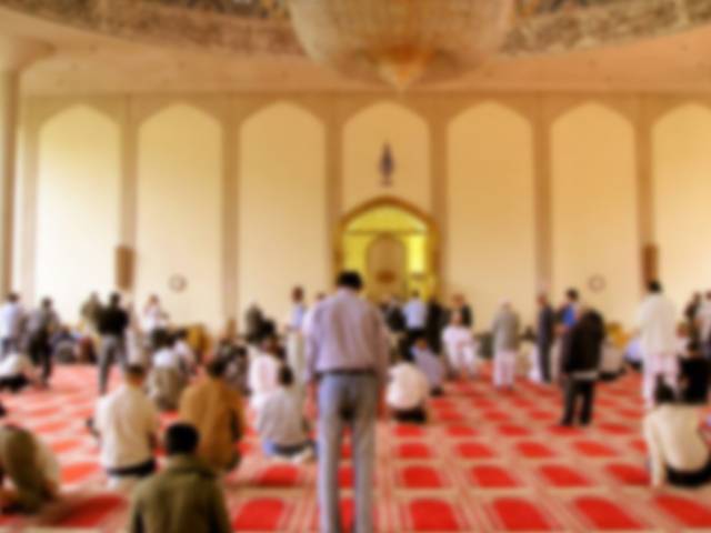 بڑے اسلامی ملک میں جمعہ کی نماز کے دوران غیر ملکی نے امام کو تھپڑ مار دیا، ہنگامہ کھڑا ہو گیا