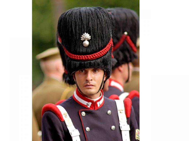  کیا آپ کو معلوم ہے مختلف ممالک کے فوجی یہ عجیب وغریب ٹوپی کیوں پہنتے ہیں؟دلچسپ وجہ جانئے 