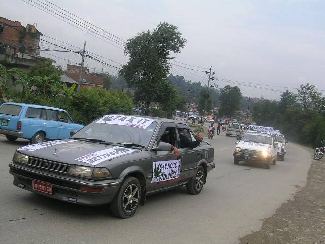 نیپالی حکومت نے پٹرول بچانے کیلئے ملک بھر میں گاڑی چلانے پر پابندی لگا دی 
