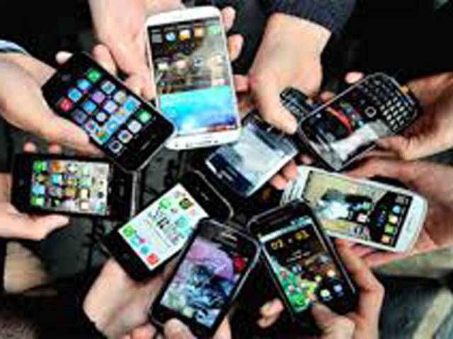 پاکستانیوں نے غربت کے باوجود موبائل فون میں خود کفالت حاصل کر لی
