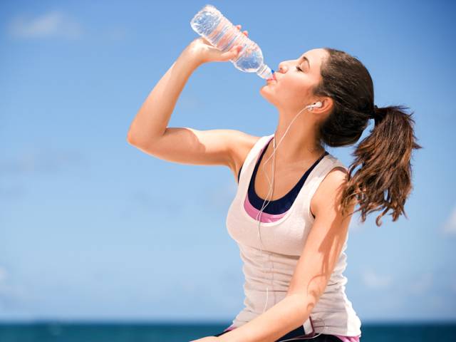 صرف درست وقت پر پانی پی کر آپ ایک ماہ میں کئی کلو وزن کم کرسکتے ہیں، چربی پگھلانے کے آسان ترین طریقے کے بارے میں جانئے