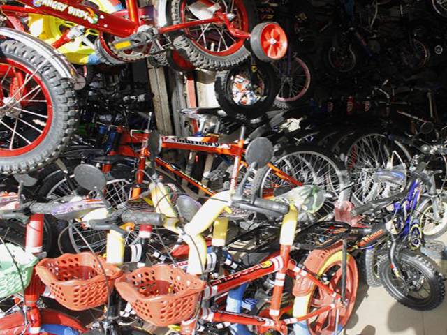 کسٹم حکام نے سائیکلوں کی دکان سے افغان ٹرانزٹ ٹریڈ کا ہزاروں ٹن سامان برآمد کرلیا