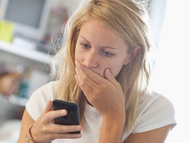 موبائل فون استعمال کرنے والی لڑکیوں کے لیے انتہائی تشویشنا ک خبر ،ہیکروں نے آپ کے فون کے ذریعے ہی نگرانی کے لیے نیا شرمنا ک حربہ اپنا لیا ،بچنے کا طریقہ جانیے 