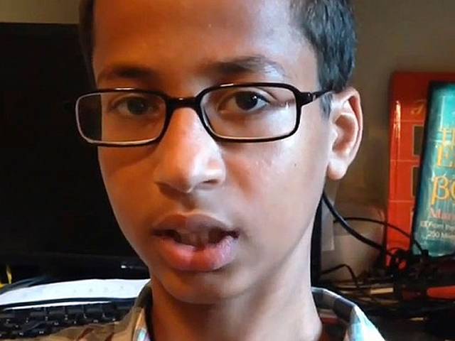 مسلمان طالب علم کو بلا جواز چھیڑنا امریکی سکول کو مہنگا پڑ گیا ،گھر پر گھڑی بنانے والے احمد محمدکا ڈیڑھ کروڑ ڈالر کا مطالبہ