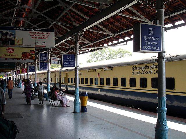 بھارت میں ریلوے اسٹیشن پر مدد کے بہانے ملزمان نے خاتون مسافر کو اجتماعی زیادتی کا نشانہ بنا ڈالا