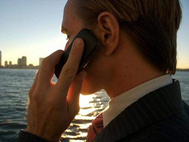’حکومت کے خلاف بات کرنی ہے تو سستا موبائل فون استعمال کرو‘