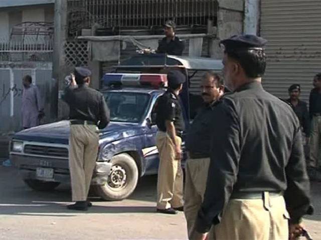 کراچی یونیورسٹی روڈ پر پولیس کی گاڑی پر فائرنگ ،جوابی کارروائی میں ملزمان فرار 