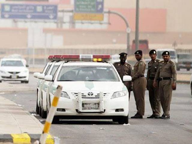 سعودی عرب میں ڈرائیونگ کرنے والوں کیلئے انتہائی ضروری خبر، حکومت نے نئی پابندی لگادی، اس ایک کام سے ہرصورت گریز کریں