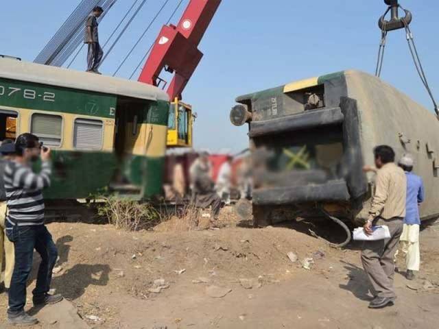 مال گاڑی کی 5 بوگیاں پٹڑی سے اتر گئیں، کراچی سے رابطہ منقطع