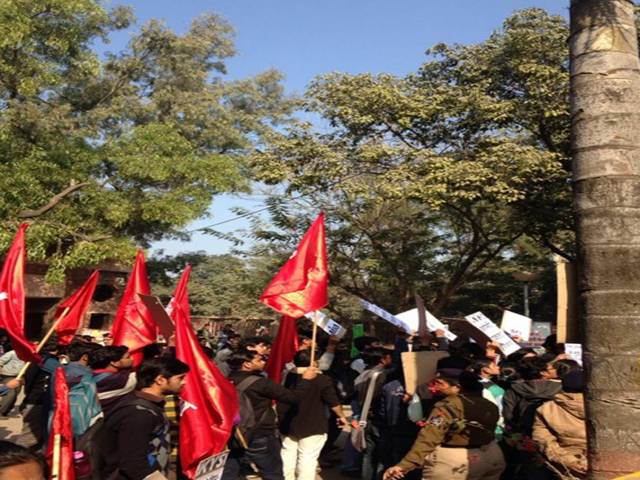 نئی دہلی میں طلباء کا رام مندر کی تعمیر کے موضوع پر سیمینار کے خلاف احتجاجی مظاہرہ 