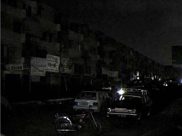 لاہورکے مختلف علاقوں میں بارش، فیڈرزٹرپ کرنے سے شہر تاریکی میں ڈوب گیا.