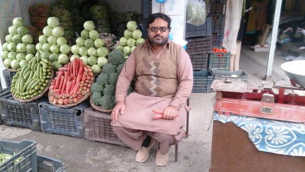 پاکستان کا وہ سبزی فروش جو رات کو اپنی دکان کھلی چھوڑ جاتا ہے، ایسا کیوں کرتا ہے اور کبھی کسی نے چوری کیوں نہ کی؟ وجہ جان کر آپ کو بھی پاکستانیوں پر بے حد فخر ہوگا