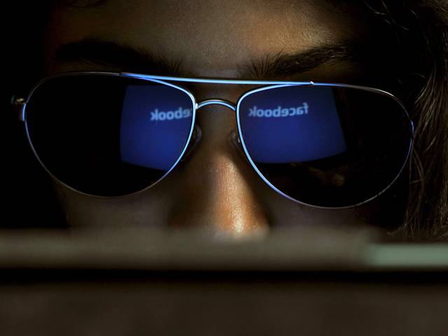 نوسرباز خواتین نے فیس بک پر مردوں کو لوٹنے کیلئے نیاطریقہ اپنالیا، ماہرین نے خبردار کردیا