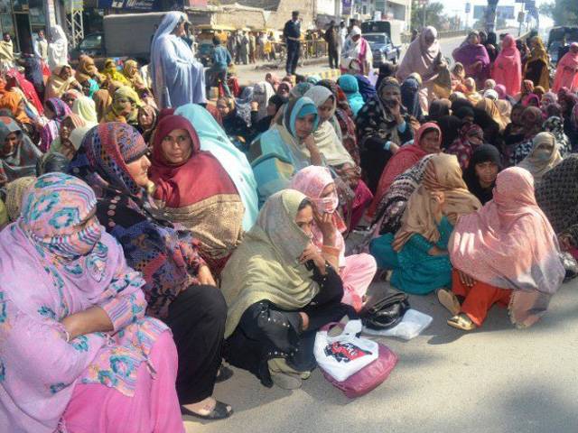 ارکان کیلئے کار پارکنگ کا منصوبہ،سندھ اسمبلی کے ملازمین کے گھر گرا دیئے گئے:متاثرین کا شدید احتجاج