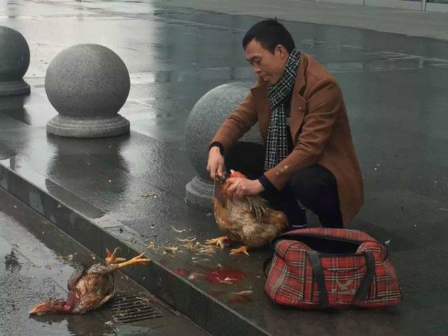 یہ چینی آدمی ریلوے سٹیشن کے باہر بیٹھا مرغیاں کیوں ذبح کررہا ہے؟ وجہ ایسی کہ کوئی عام انسان کبھی تصور بھی نہیں کرسکتا