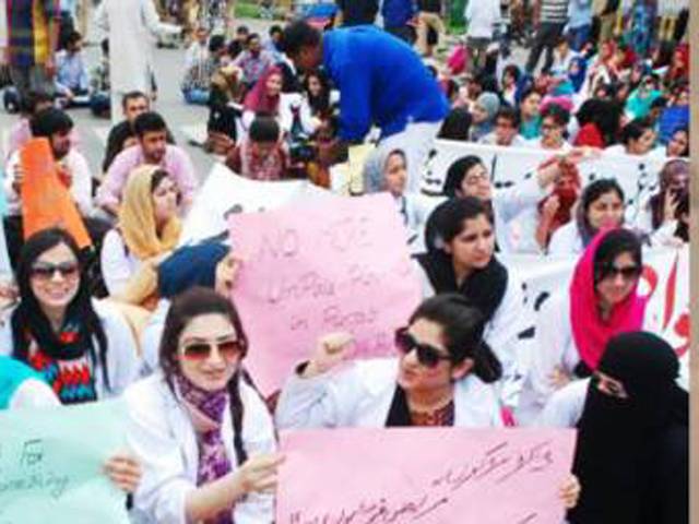 لازمی سروسز ایکٹ، وزیر اعلی پرویز خٹک سے مذاکرات کیلئے ڈاکٹروں کا وفد وزیر اعلٰی ہاﺅس پہنچ گیا