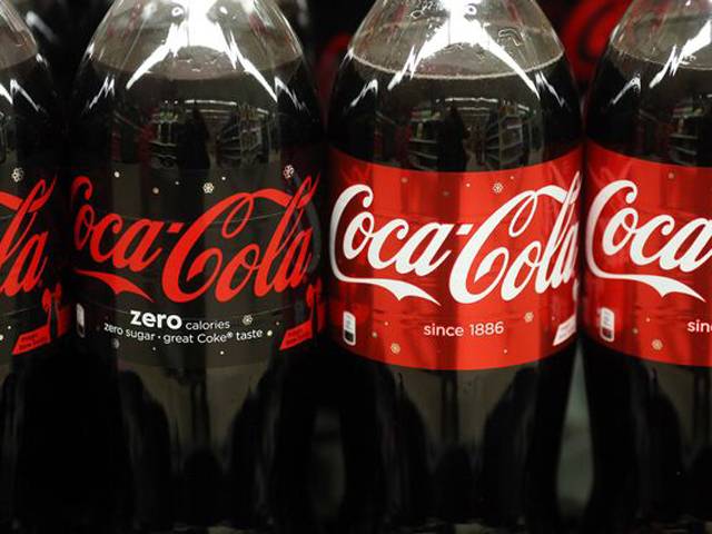 کوکاکولا کا ذائقہ بوتل میں بہتر آتا ہے یا ٹِن میں؟ ماہرین نے جواب دےدیا، انتہائی حیران کن وجہ بھی بتادی