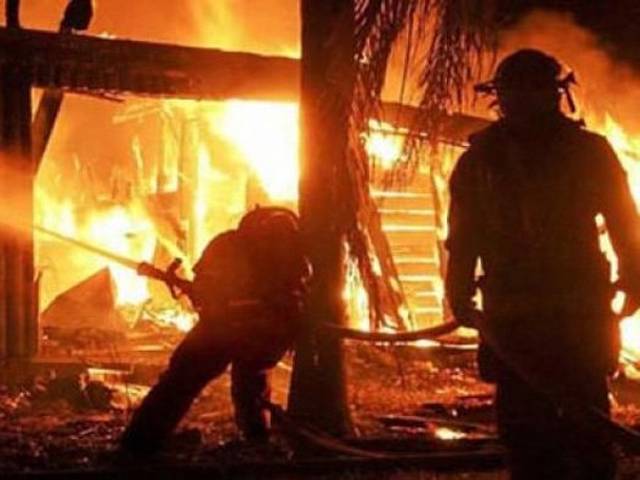 کراچی کی نیوسبزمنڈی میں آگ لگ گئی،6 فائر بریگیڈ کی گاڑیاں آگ بجھانے میں مصروف 