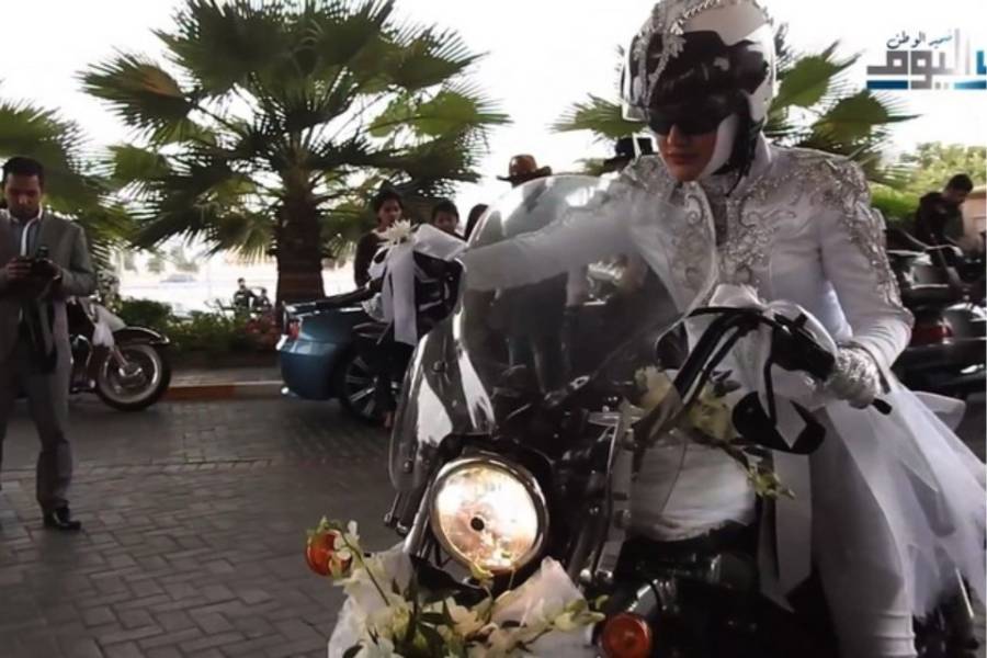  متحدہ عرب امارات میں شادی کے فوراً بعد دولہا دلہن کا سڑک پر ایسا اقدام کہ سب دیکھتے ہی رہ گئے